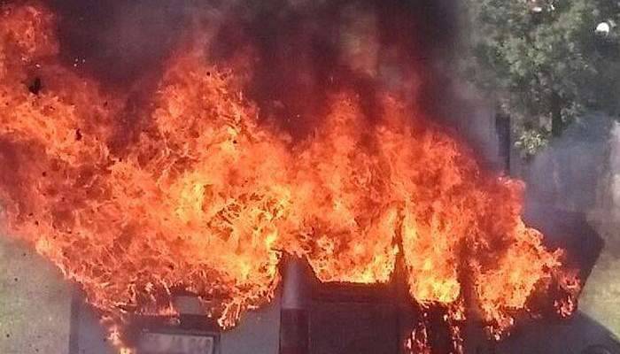 Hareket halindeki kamyonet alev alev yandı