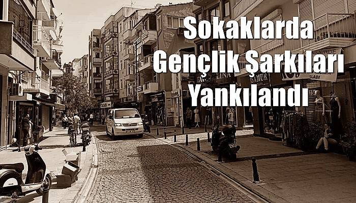 Sokaklarda Gençlik Şarkıları Yankılandı