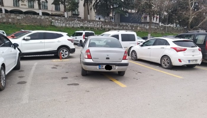 3 ARAÇLIK YERE PARK ETMEYİ BAŞARDI