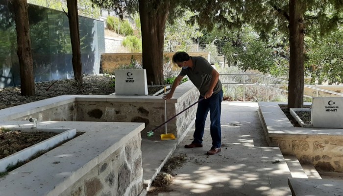 Herkes çevreyi, o şehitliği temizledi