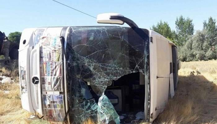 Elazığ-Bingöl yolunda otobüs devrildi: 15 yaralı