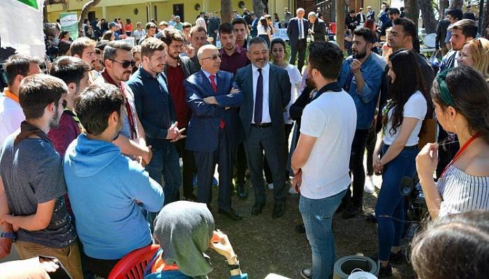 Gençlik Festivali ve Kariyer Fuari Açilişi Yapildi