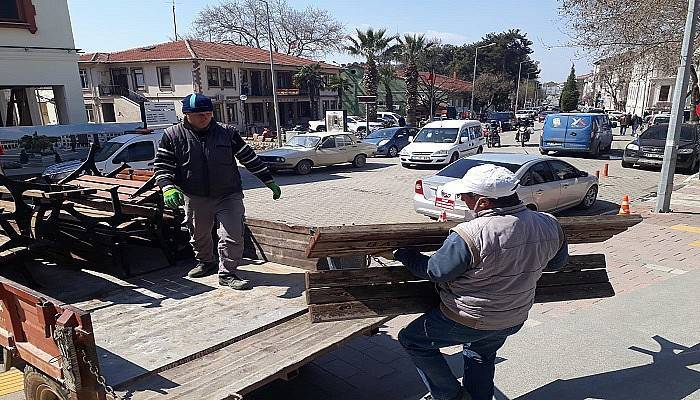 Bayramiç'te belediye ekipleri bankları topladı