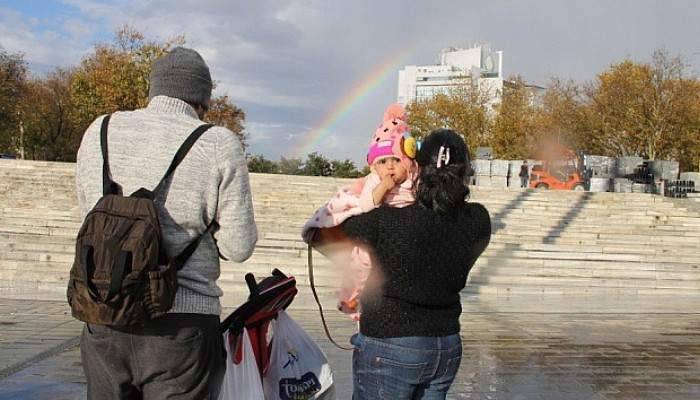 Taksim’de gökkuşağı sürprizi