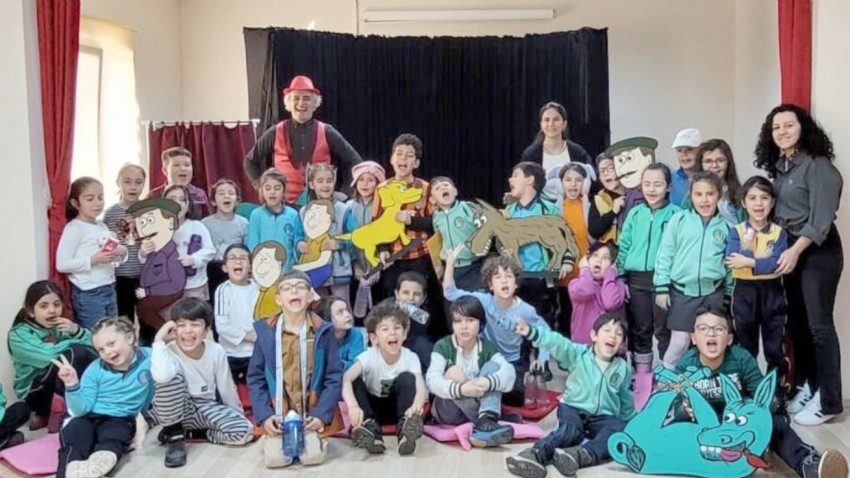 Çanakkale Belediyesi Çocuk Kültür Evi, Dünya Çocuk ve Gençlik Tiyatrosu Günü'nde Renkli Bir Etkinliğe Ev Sahipliği Yaptı
