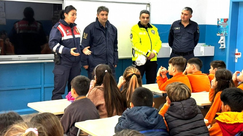 Güvenlik Güçleri, Gelibolu 75. Yıl Cumhuriyet İlkokulu'nda Öğrencilere Bilgiler Verdi