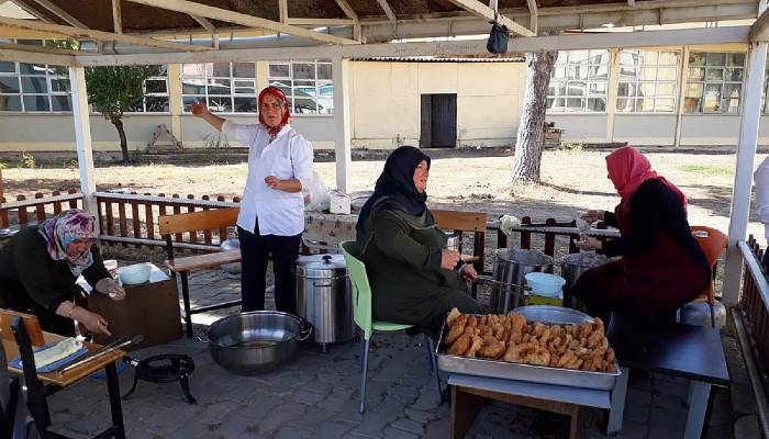 Vefat eden öğretmen için lokma hayrı