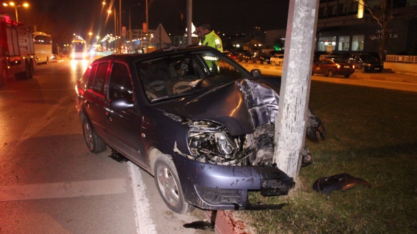 Çan’da elektrik direğine çarpan otomobil sürücüsü yaralandı 