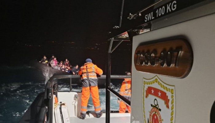 MOTOR ARIZASI NEDENİYLE SÜRÜKLENEN LASTİK BOTTAKİ 40 KAÇAK GÖÇMEN KURTARILDI