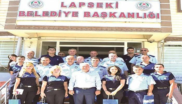  Başkan Zabıtalara Hediye Dağıttı