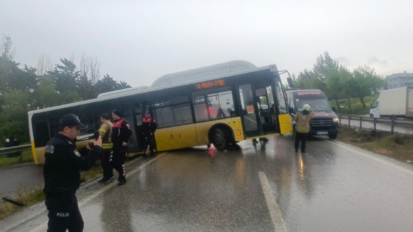 Yağmurda kayan otobüs bariyerlere çarptı  