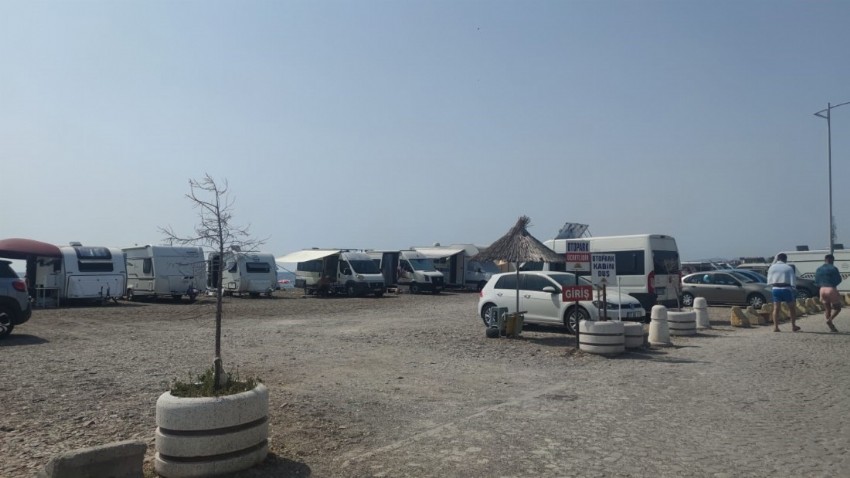 Assos’ta karavanlar tepkilere neden oldu (VİDEO)