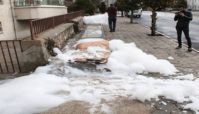  Niğde’de esrarengiz köpük