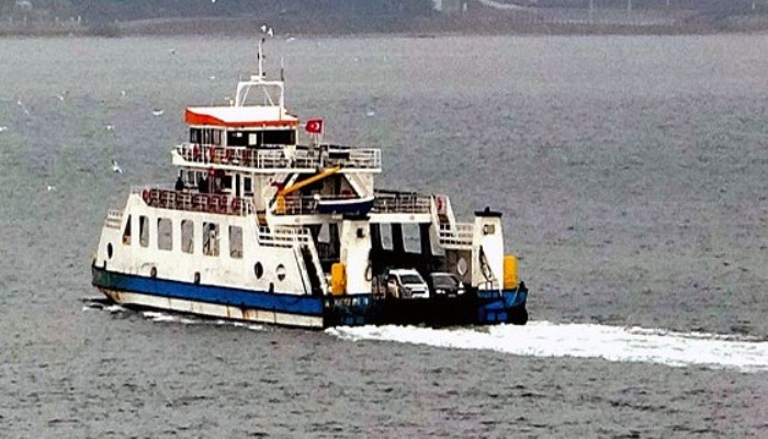 Bozcaada feribot seferlerine 'fırtına' engeli