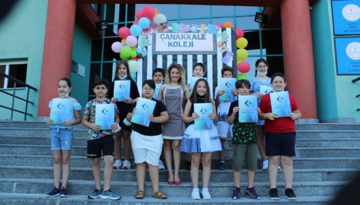 Kolej öğrencilerinin karne heyecanı