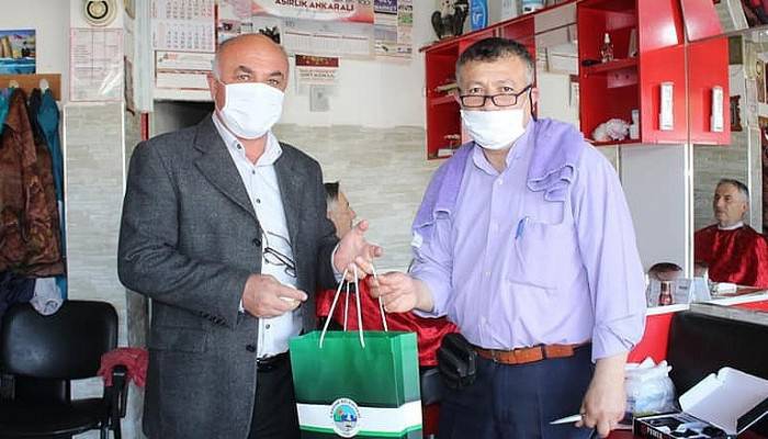 Çardak’ta berber ve kuaförlere maske dağıtıldı