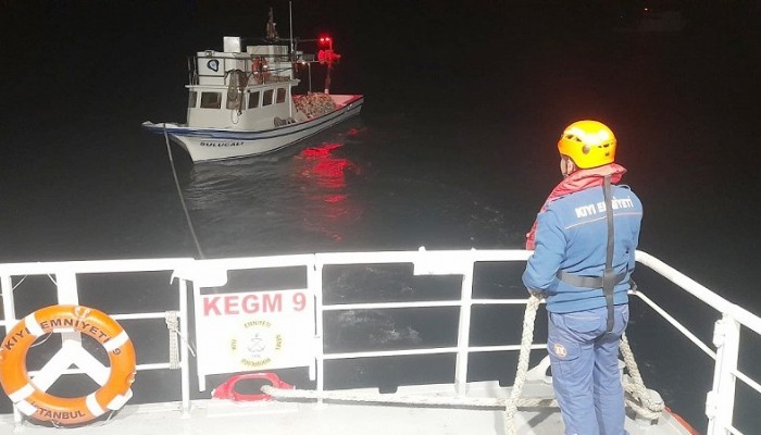 Makine arızası nedeniyle sürüklenen tekne Balıkçı Barınağı'na emniyetle yanaştırıldı