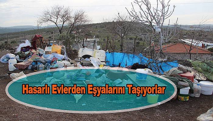  Hasarlı evlerden eşyalarını taşıyorlar