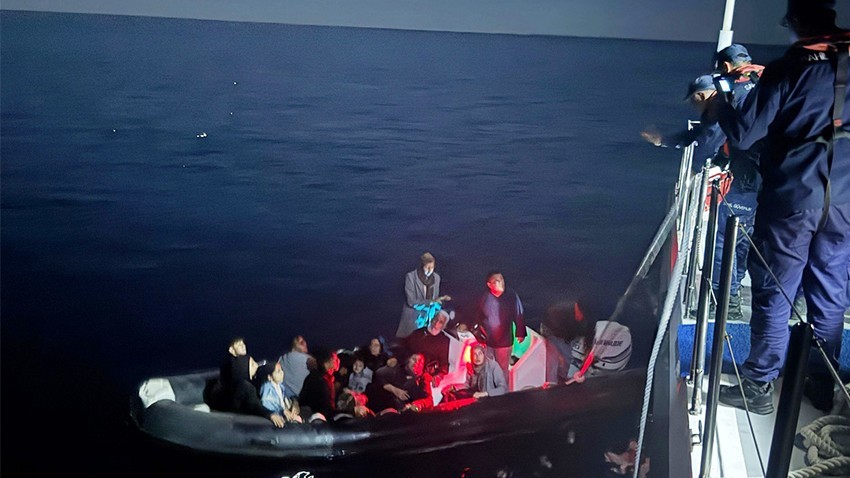 Gökçeada Açıklarında Sürüklenen Bottaki 14 Düzensiz Göçmen Kurtarıldı