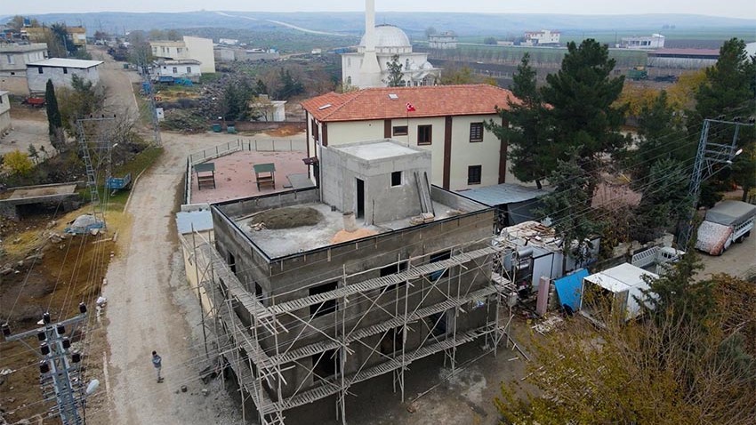 Depremzede aile evini yerinde yaptı