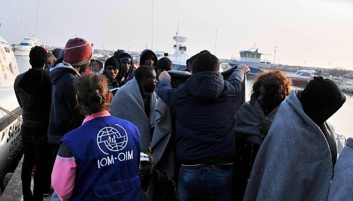 Botları batmak üzere olan göçmenleri Sahil Güvenlik kurtardı