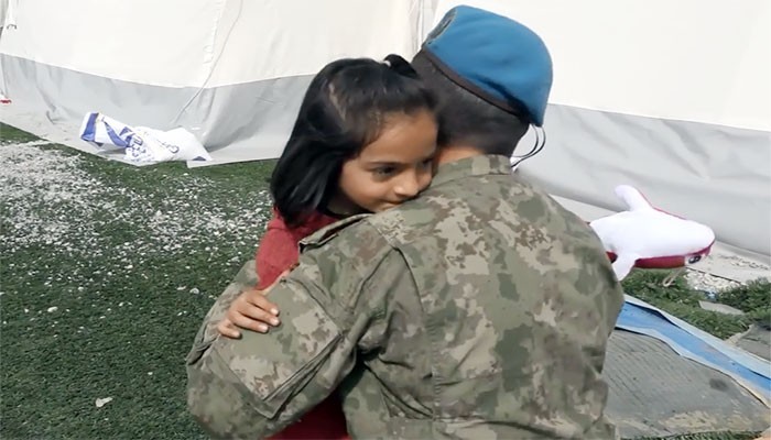 Mehmetçik, deprem çocuklarının moral kaynağı (VİDEO)