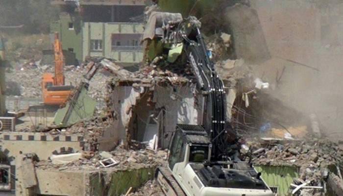 Nusaybin’de hasarlı binaların yıkımına başlandı