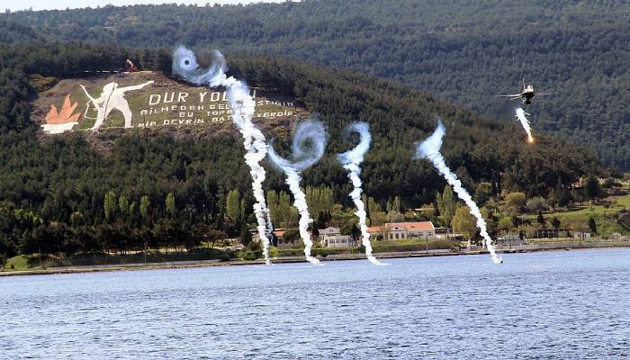 SOLOTÜRK'ün Çanakkale'deki gösterisi nefes kesti! (VİDEO)