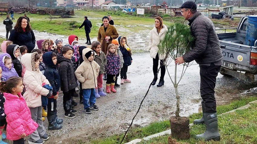 Minik Öğrencilerin Fidan Dikme Keyfi