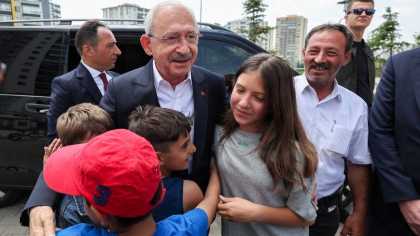 Kılıçdaroğlu, Babalar Günü dolayısıyla deprem bölgesini ziyaret etti