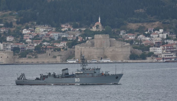 Rus mayın tarama gemisi, Çanakkale Boğazı'ndan geçti