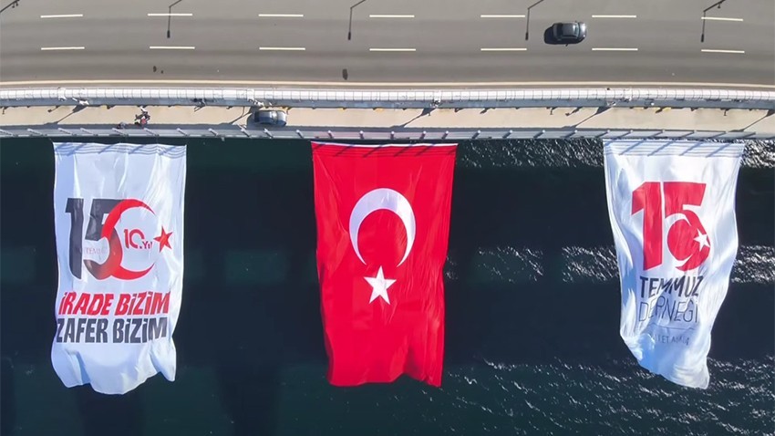 1915 Çanakkale Köprüsü'nde 15 Temmuz'un 10. Yılına Özel Bayrak Dalgalandırıldı