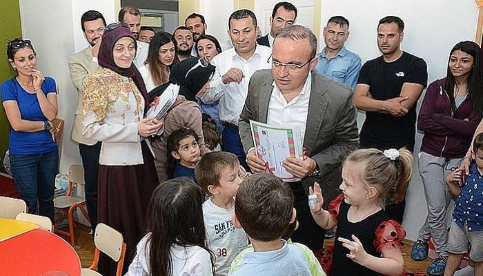 Turan, Anasınıfı öğrencilerine belgelerini verdi 