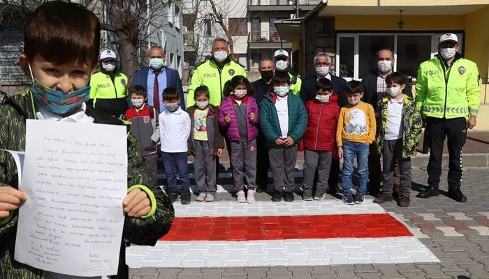 Valiye mektup yazdı, ilkokulunun yaya geçidi kırmızıya boyandı (VİDEO)