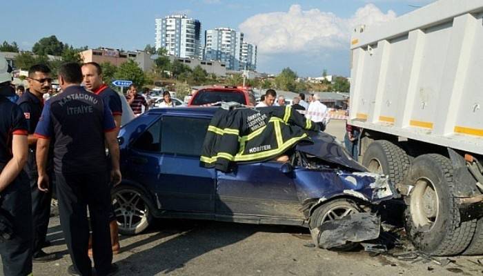 Kamyonla otomobil çarpıştı: 1 ölü, 2 yaralı