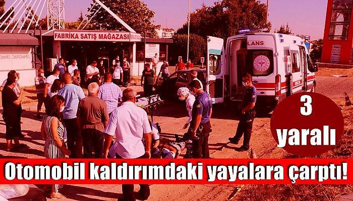 Otomobil kaldırımdaki yayalara çarptı: 3 yaralı (VİDEO)