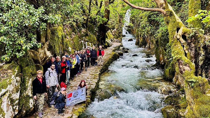 Zirve ekibi, Kazdağları’nda şelaleden şelaleye yürüdü