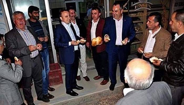 Fırından aldığı ekmeğini paylaştı