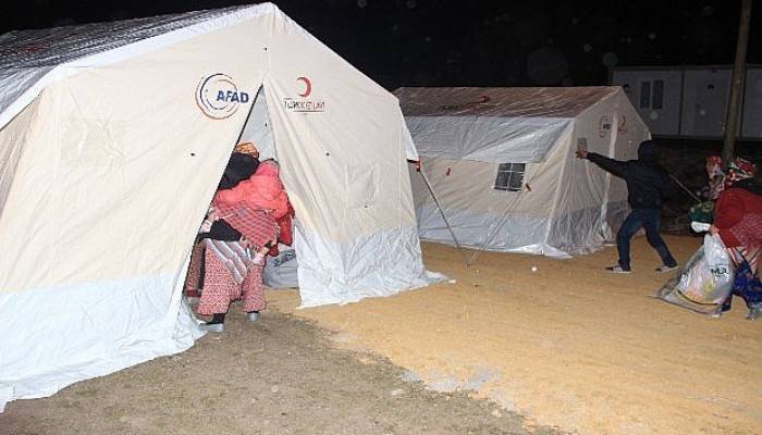 Depremzedeler çadır kapmak için yarıştı (VİDEO)