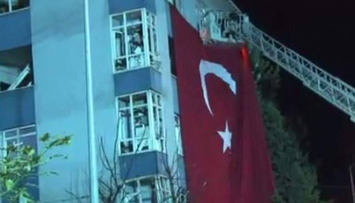 Patlamada hasar gören binaya dev Türk bayrağı asıldı