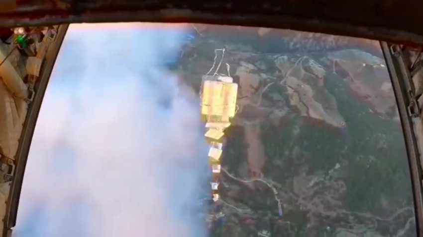 Askeri uçaklardan 16 tonluk yangın söndürme bombası atılıyor (VİDEO)