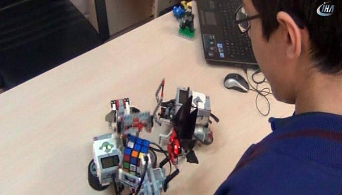 Bu robot insan aklı ile yarışıyor