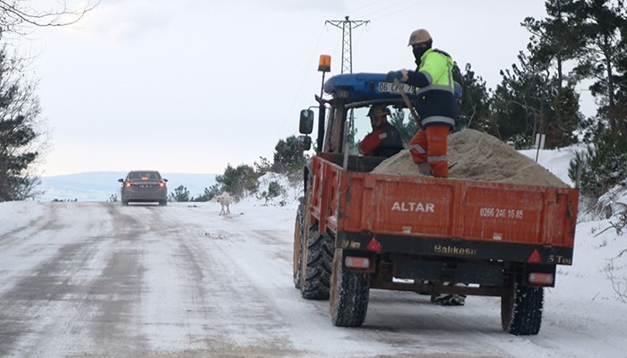 Lapseki TÜMAD ana yol hattında tuzlama ve kumlama yaptı