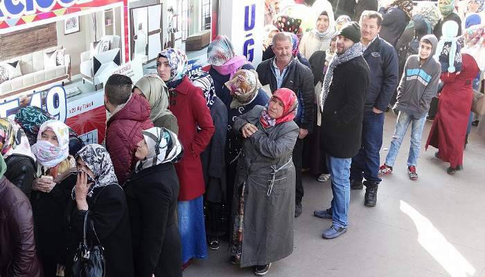 Dolarını bozduran mağazalara koştu