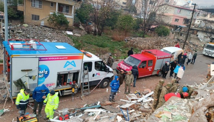 Ezine Belediyesi Arama Kurtarma Ekipleri 1 Kişiyi Enkazdan Çıkardı