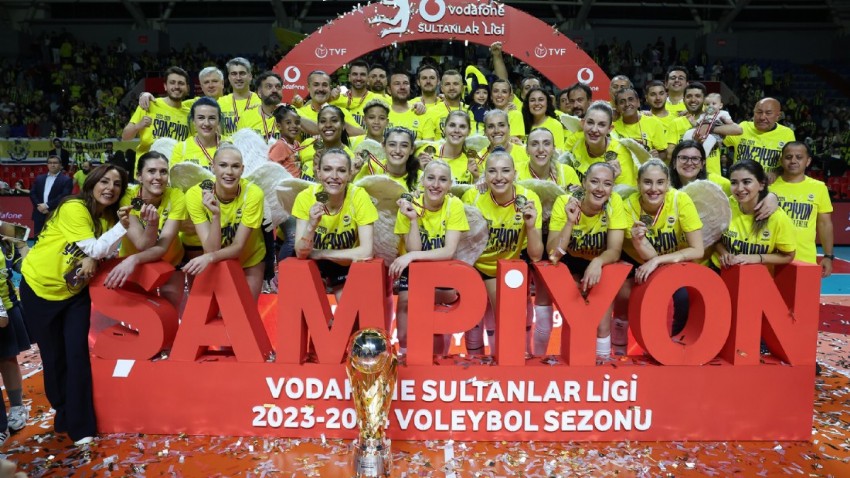 Fenerbahçe Kadın Voleybol Takımı, şampiyonluk kupasını kaldırdı  