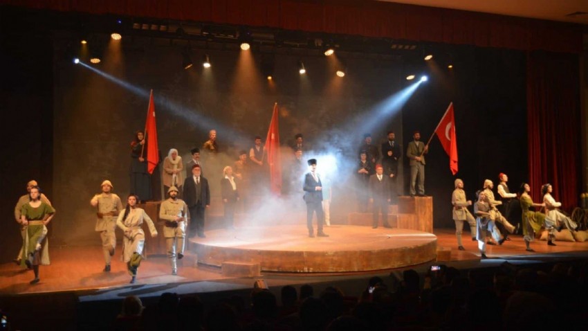 Cumhuriyet'in 100. Yılı Coşkusu Tiyatro Sahnesinde