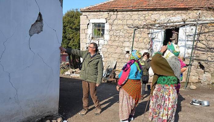 Prof. Dr. Süha Özden hasar gören binaları inceledi