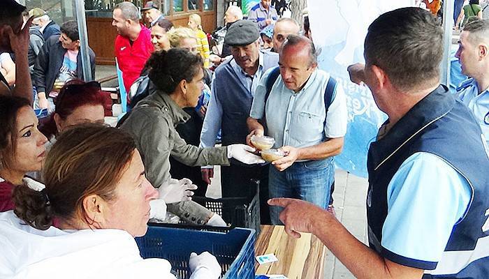 Çanakkale Belediyesinden Vatandaşlara Aşure İkramı