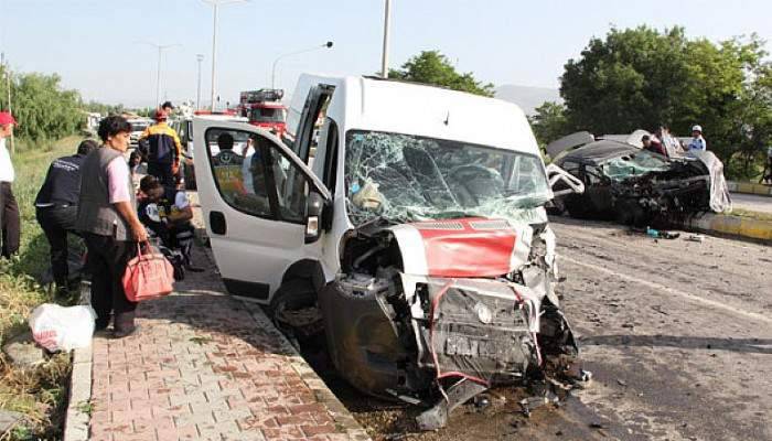 Erzincan'da minibüs ile otomobil çarpıştı: 26 yaralı